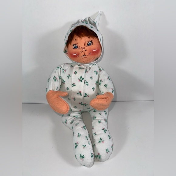 Annalee Dolls - Large Brown-haired Smiling Baby in Holly Pajamas - 1990 - Picture 1 of 8